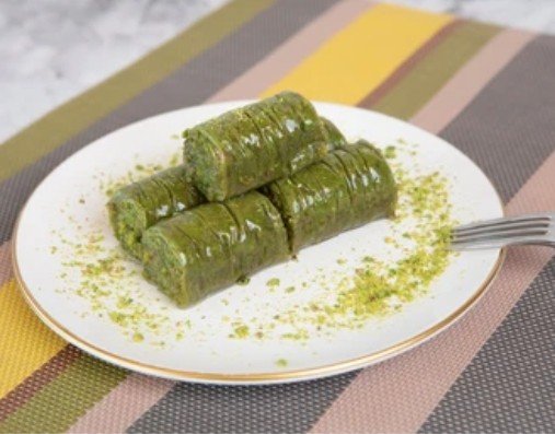 Özenle Hazırlanmış 1000 Gr Fıstık Sarma pasta
